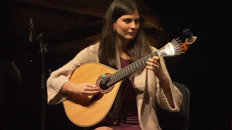 Quando dedos e alma percorrem cordas e navegam músicas…