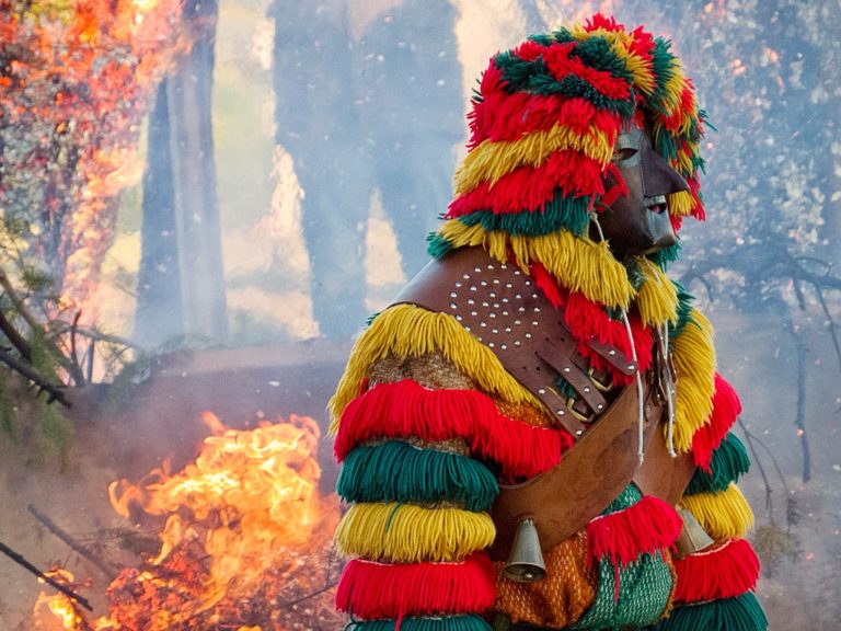 Caretos à solta, com moças à espera…!