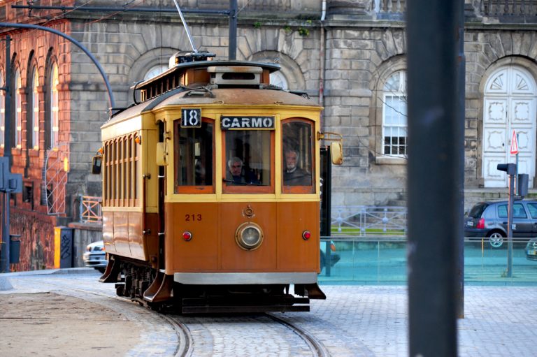 E… que tal um passeio de eléctrico pelo Porto?
