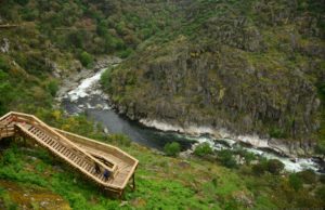 Aventura de passear margens do rio menos poluído da Europa Passadiços do Paiva