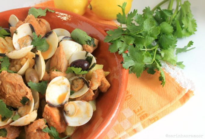 Que alma terá inventado essa coisa da “carne de porco à alentejana”? Porco com amêijoas
