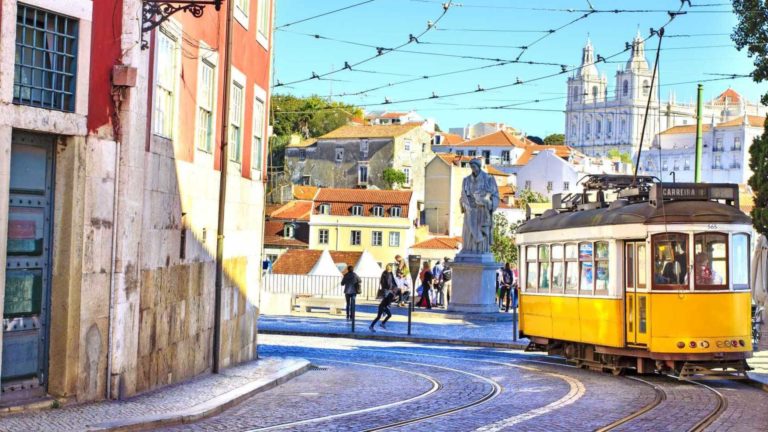 Turistas são fundamentais. Mas há quem viva na cidade…