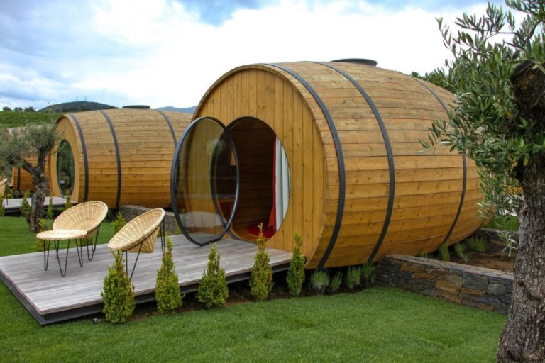 Sabia que pode dormir num pipo de vinho gigante no Douro?